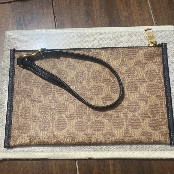 Coach new wristlet - Picture 2 of 2